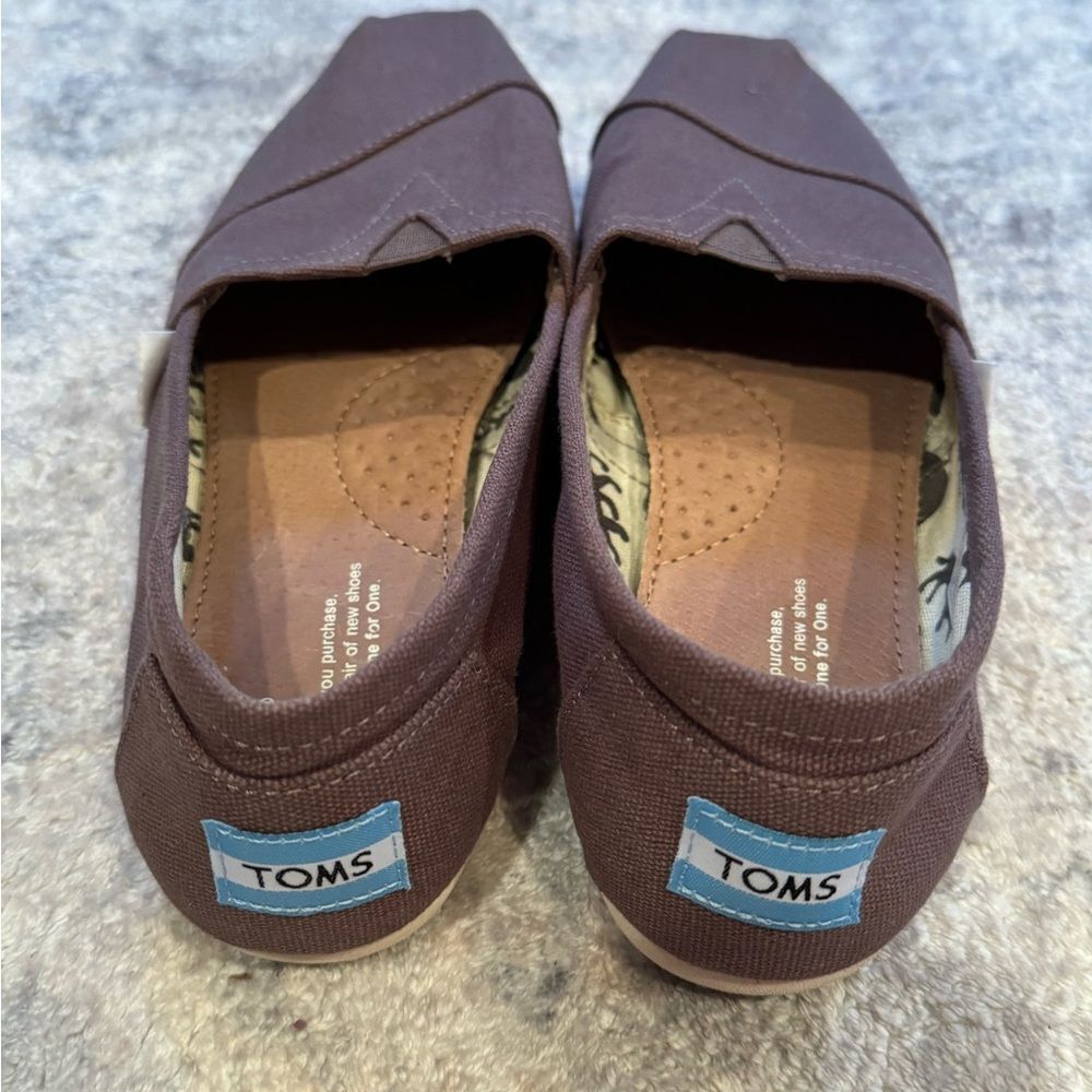 TOMS Ash Gray slip-ons preowned but no wear inside the shows - Picture 2 of 5